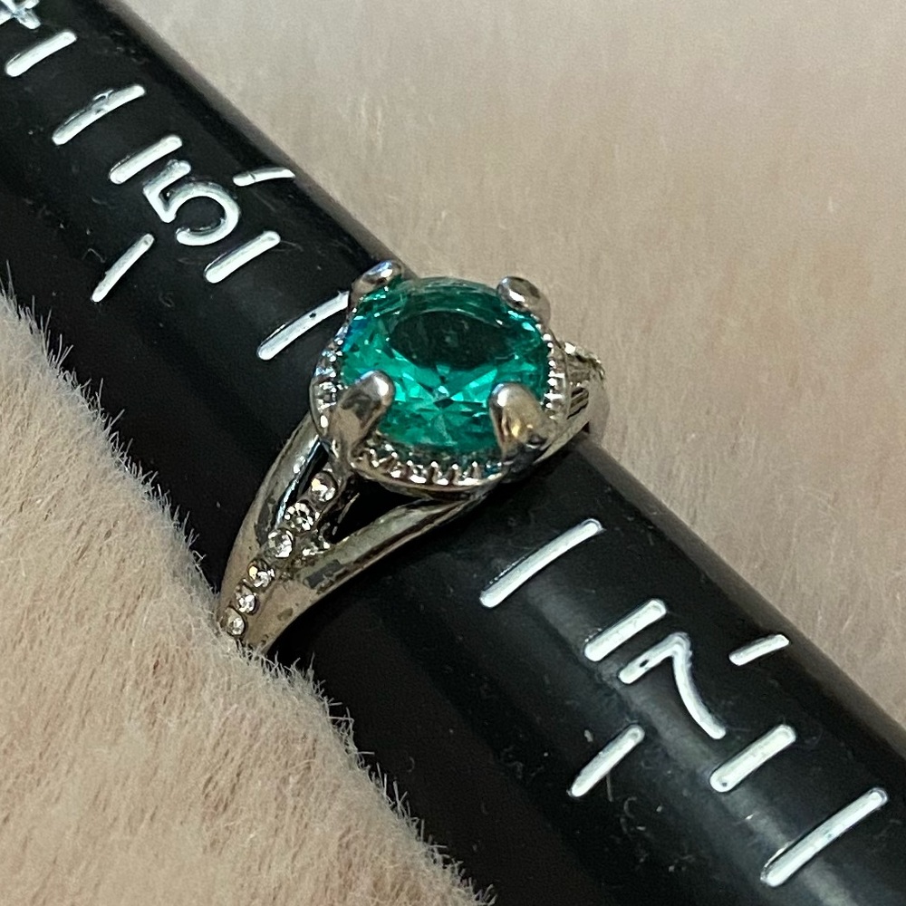 Costume Silver Tone & Green Crystal Ring